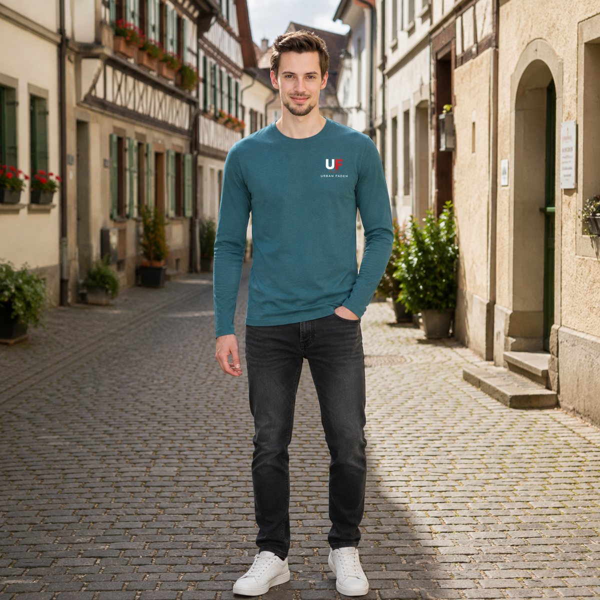 Urban Faden Herren Langarmshirt in Blaugrün – Mann trägt das Shirt auf der Straße, urbaner Alltagslook