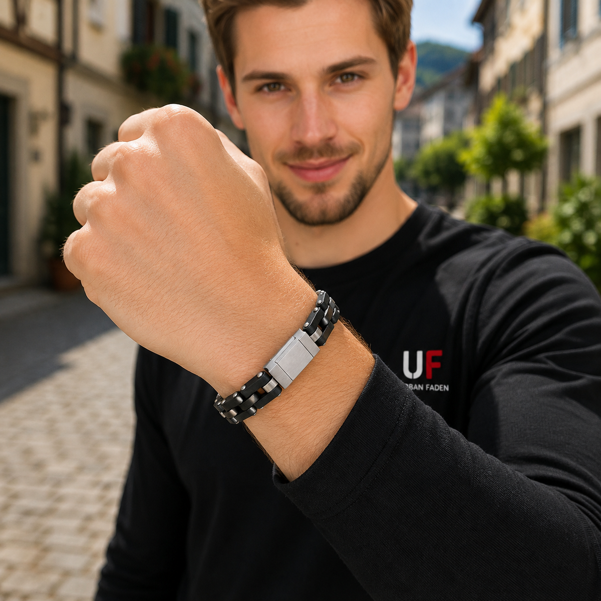 Urban Faden Herren Gliederarmband – Mann trägt das Armband am Handgelenk, schwarzes Outfit, urbaner Stil
