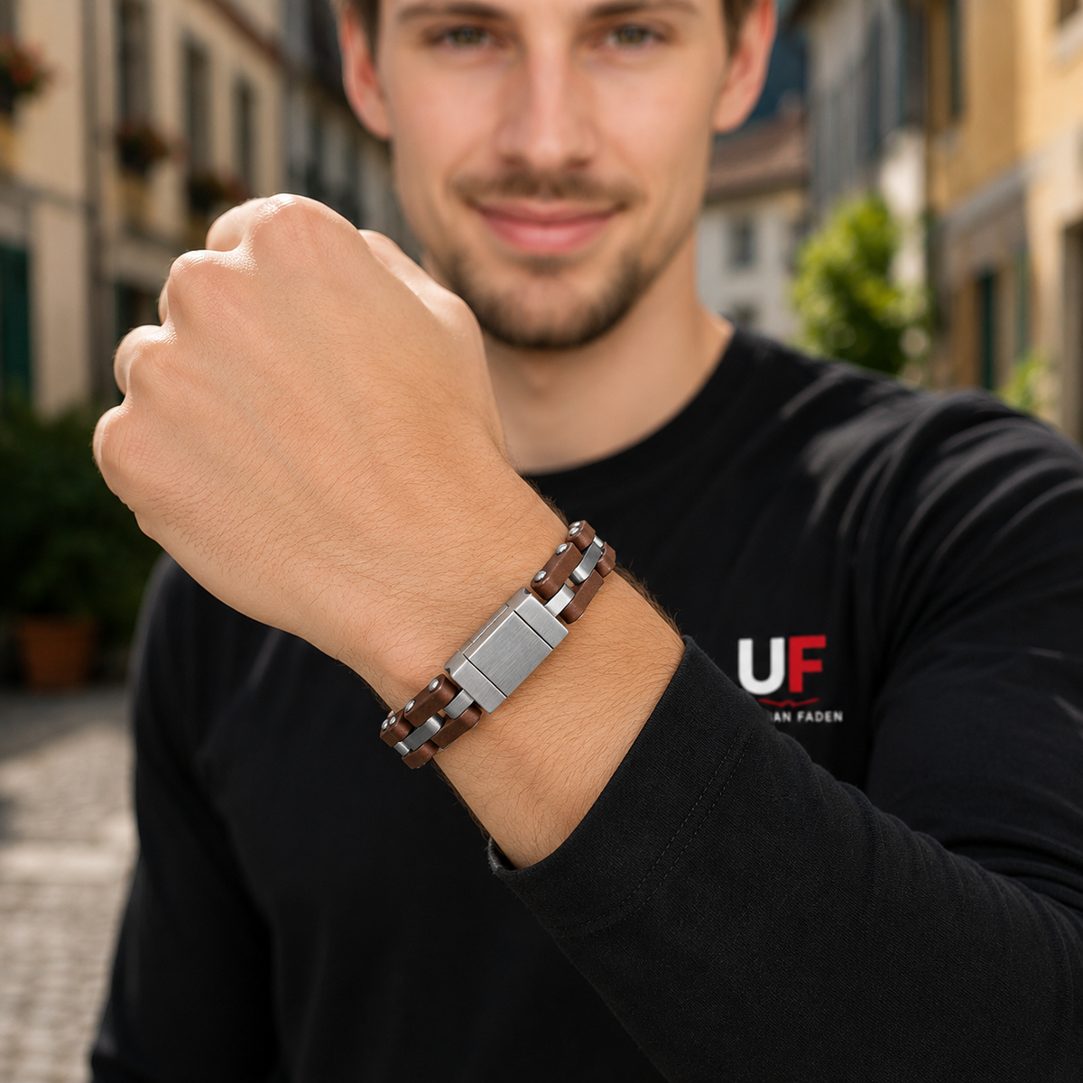 Urban Faden Herren Gliederarmband – Mann trägt das Armband am Handgelenk, Nahaufnahme mit Urban Faden Logo