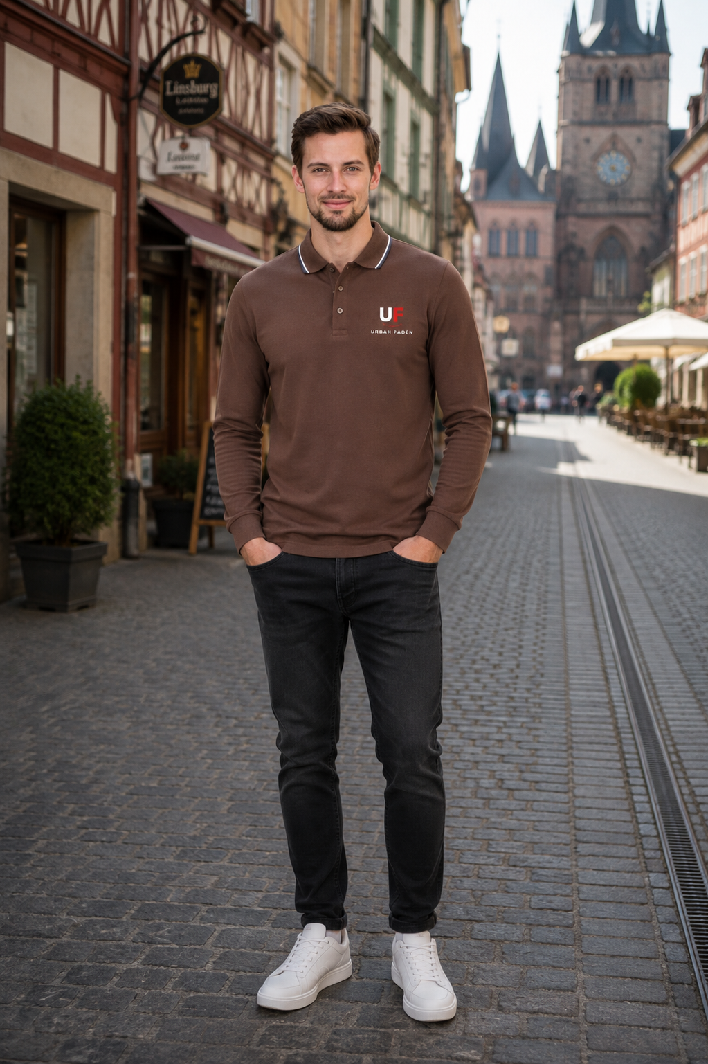 Urban Faden Herren Langarm-Poloshirt in Braun – Mann trägt das Shirt auf der Straße, urbaner Alltagslook