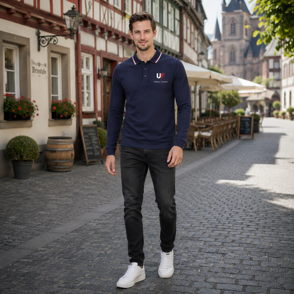 Urban Faden Herren Langarm-Poloshirt in Marineblau – Mann trägt das Shirt auf der Straße, urbaner Alltagslook