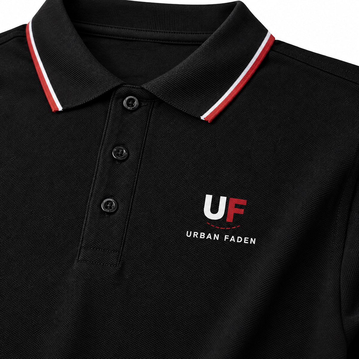 Urban Faden Logo-Stickerei auf dem Langarm-Poloshirt in Schwarz – Detailansicht der Brust mit UF-Logo und Schriftzug