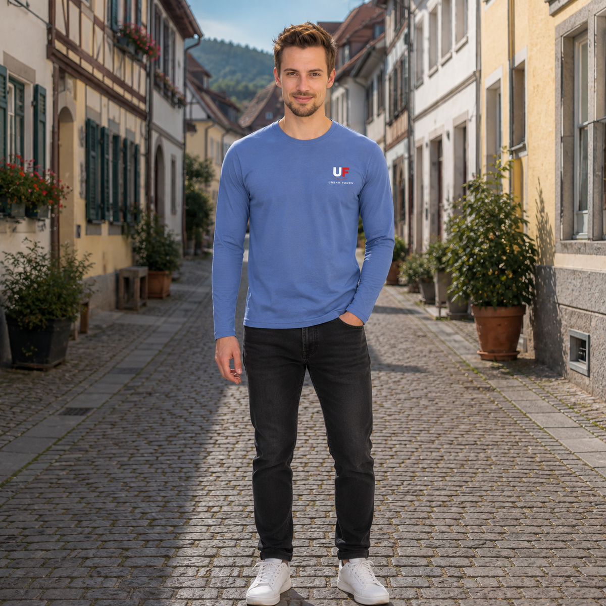 Urban Faden Herren Langarmshirt in Hellblau – Mann trägt das Shirt auf der Straße, urbaner Alltagslook