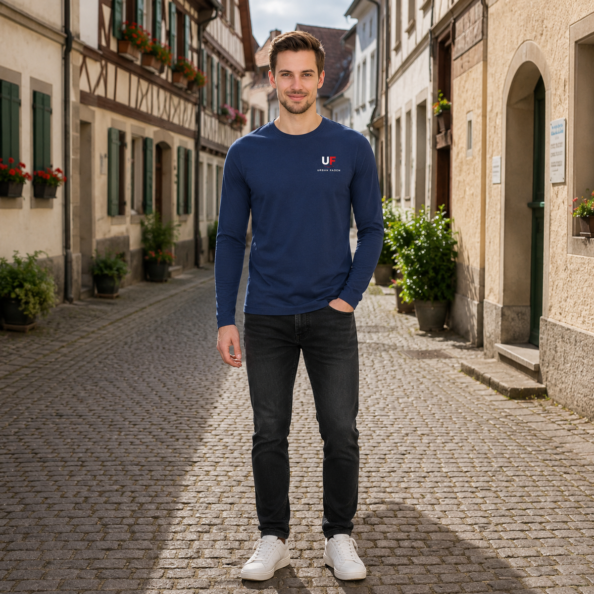 Urban Faden Herren Langarmshirt in Marineblau – Mann trägt das Shirt auf der Straße, urbaner Alltagslook