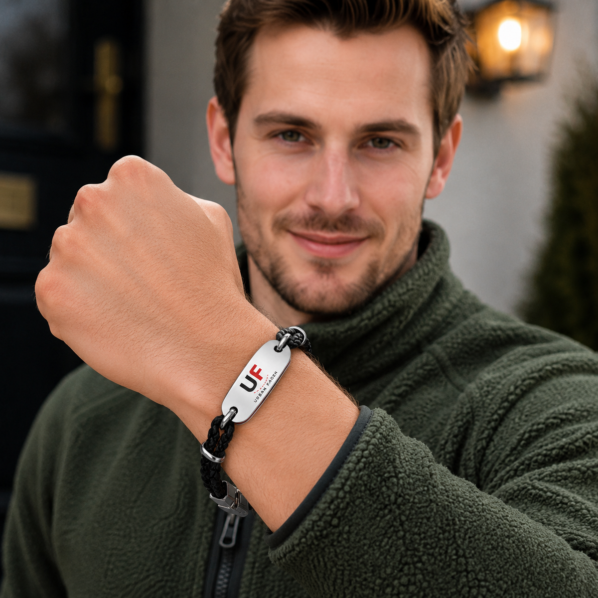 	Urban Faden Herren Lederarmband – Mann trägt das schwarze Lederarmband am Handgelenk, urbaner Alltagslook