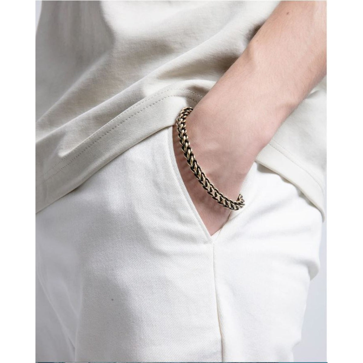 Urban Faden Herren Panzerketten-Armband – Mann trägt das Armband am Handgelenk, eleganter Alltagslook