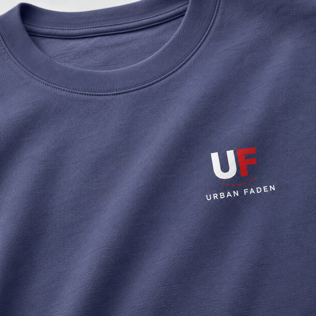 Urban Faden Logo-Druck auf der linken Brust des Herren T-Shirts – Detailansicht